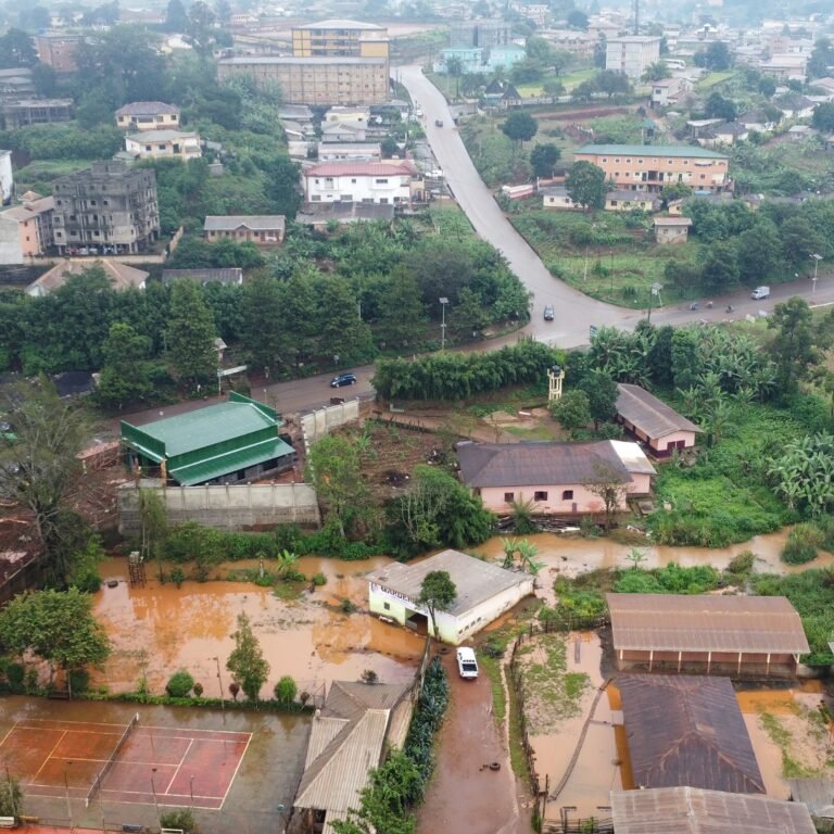 Inondations à Dschang : l’émissaire du lac municipal peine à évacuer les eaux